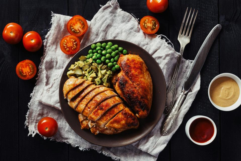 Grilled chicken breast with peas and tomatoes